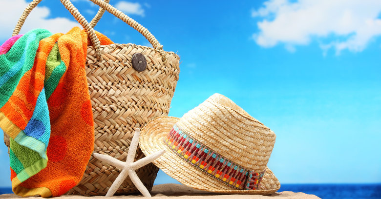 13 rzeczy, które warto zabrać na plażę – wakacyjny niezbędnik