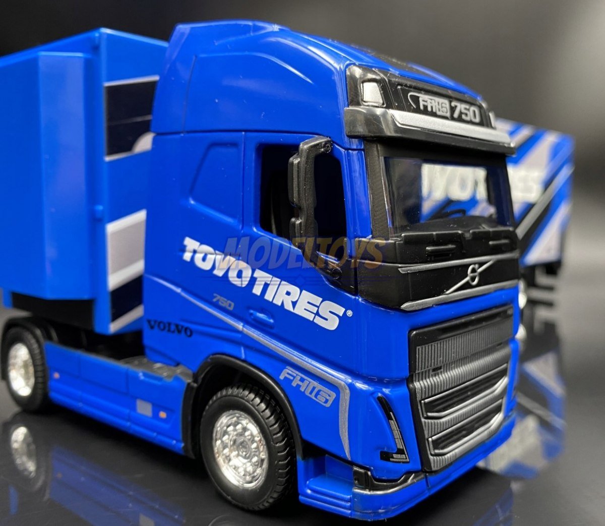 VOLVO FH16 Globetrotter 750 XXL 1:43 BBURAGO 31461 - Bburago