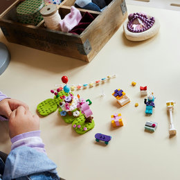LEGO Animal Crossing, klocki, Koń Julian i jego przyjęcie