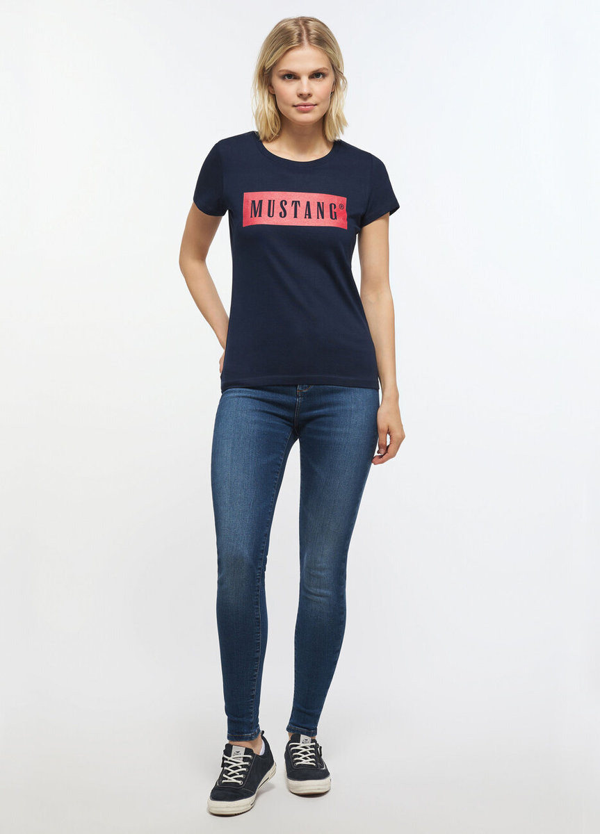MUSTANG Damen Alina C Logo T-Shirt – Aus Baumwolle, Tailliert, Mit Vintage-Print