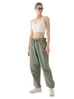 4F Spodnie casual parachute oversize damskie 4FRSS24TTROF1330-44S Zielony Roz. M 4F