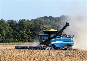 A harvester kicks up dust in a cornfield near Bridgeton in Parke County, Indiana, Carol Highsmith - plakat 70x50 cm - Galeria Plakatu