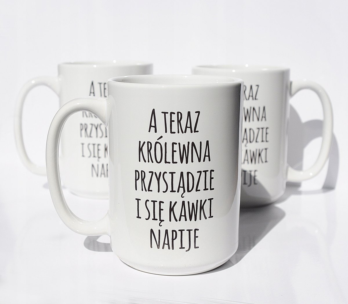 A teraz królewna przysiądzie i się kawki napije, kubek dla królewny