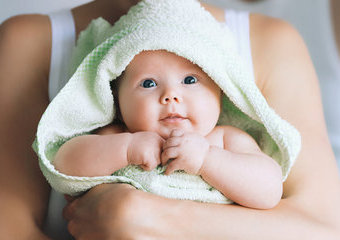 Akcesoria do kąpieli niemowląt – co jest potrzebne do codziennej kąpieli dziecka?