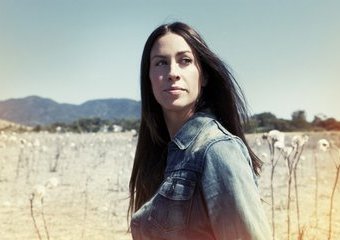 Posłuchaj nowego singla Alanis Morissette 