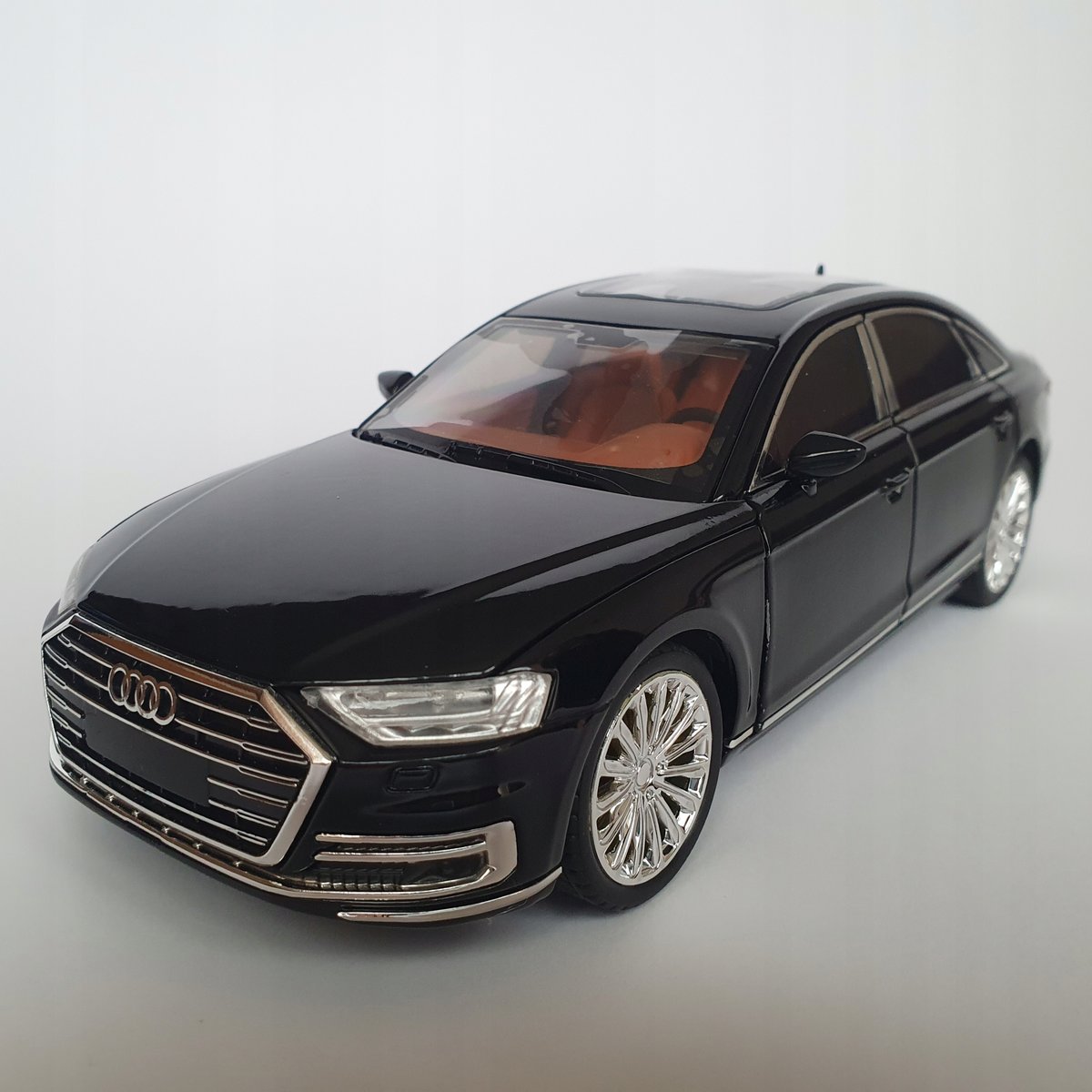 Audi A8 D5 1:24 światła LED otwierane drzwi metalowy 21 cm zabawka