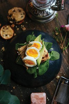 Avocado and Egg Toast - plakat 61x91,5 cm - Nice Wall