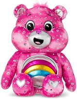 Basic Fun Care Bears Cheer Bear Średnia Edycja kolekcjonerska - Wyłącznie Amazon - Pluszowy przytulanka z tęczową odznaką na brzuchu, 35 cm - kolekcjonerski prezent CARE BEARS