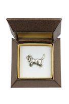 Basset Hound I - broszka z psem w pudełku prezentowym, elegancki pin, wpinka do klapy marynarki marki Art-Dog