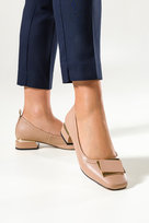 Beżowe czółenka skórzane damskie na dekoracyjnym niskim klocku z ozdobą Casu SL24X10-A-37