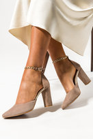 Beżowe czółenka skórzane damskie na słupku ze złotym łańcuszkiem wokół kostki PRODUKT POLSKI Casu 2447-308-37