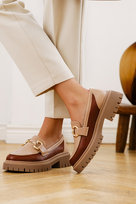 Beżowe mokasyny damskie na bieżnikowanej platformie ze złotą sprzączką casu g23x2-be-no-37