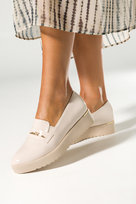 Beżowe półbuty damskie lakierowane slip on na platformie złota ozdoba z kryształkiem Casu MD7538-2-39