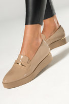 Beżowe półbuty damskie lakierowane slip on na platformie złota ozdoba z kryształkiem casu md7538-3-no-39