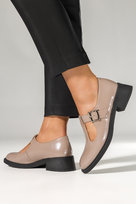 Beżowe półbuty skórzane damskie lakierowane z wycięciami PRODUKT POLSKI Casu 585-39