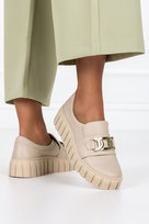 Beżowe półbuty skórzane damskie sneakersy na platformie ze złotym łańcuchem PRODUKT POLSKI Casu 487-39