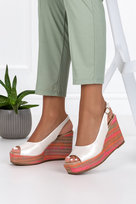 Beżowe sandały skórzane damskie na kolorowym koturnie z ozdobą PRODUKT POLSKI Casu 2336-36