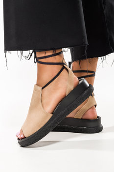 Beżowe sandały skórzane damskie na koturnie zabudowane wiązane PRODUKT POLSKI Casu 970-37 - Casu