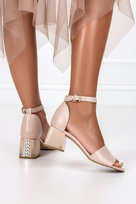 Beżowe sandały skórzane na ozdobnym klocku z zakrytą piętą pasek wokół kostki PRODUKT POLSKI Casu 2592-143-35