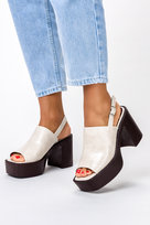 Beżowe sandały zabudowane na platformie Casu ER22X19-I-41