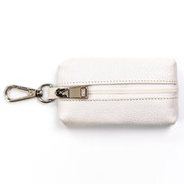Białe etui na klucze ze skóry naturalnej małe na suwak kółeczko na łańcuszku karabińczyk