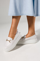 Białe mokasyny skórzane damskie na platformie złota sprzączka PRODUKT POLSKI Casu 2815-129-39