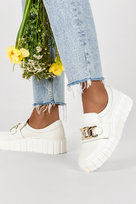 Białe półbuty skórzane damskie sneakersy na platformie ze złotym łańcuchem PRODUKT POLSKI Casu 487-37