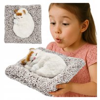 BIAŁY KOTEK śpiący na KOCYKU REALISTYCZNY maskotka JAK ŻYWY DŹWIĘK figurka