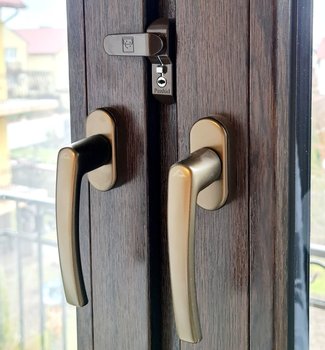 Blokada okna i drzwi balkonowych brązowa – na przycisk i klucz - SAFETHANSORRY.PL