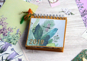 Botaniczny kalendarz na biurko - przeżyj rok w zaczarowanym ogrodzie.
