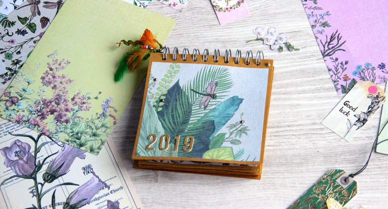 Botaniczny kalendarz na biurko - przeżyj rok w zaczarowanym ogrodzie.