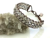 Bransoletka miedziana z kwarcem różowym, splot Kumihimo, obwód 15.5 cm plus 2 cm, waga 14 gram, rękodzieło Ludwika Lipińska