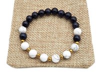 Bransoletka na gumce koraliki kamień Howlit biały Noc Kairu