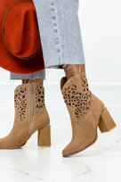 Brązowe botki skórzane ażurowe na ozdobnym słupku PRODUKT POLSKI Casu 3264-41