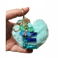 Breloczek Litera E z Puszystym Miętowym Sercem i Motylkiem