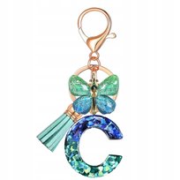 Breloczek z literką C i motylem - elegancki dodatek