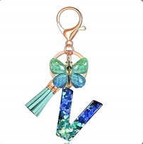 Breloczek z literką V i motylem - elegancki dodatek