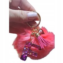 Breloczek z pomponem i literką F - podkreśl swoją indywidualność