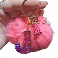 Breloczek z pomponem i literką J - podkreśl swoją indywidualność