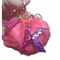 Breloczek z pomponem i literką K - podkreśl swoją indywidualność