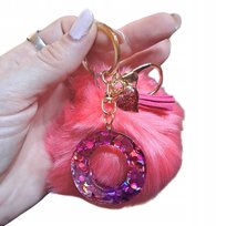 Breloczek z pomponem i literką O - podkreśl swoją indywidualność