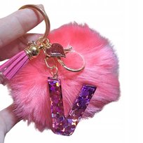 Breloczek z pomponem i literką V - podkreśl swoją indywidualność