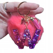 Breloczek z pomponem i literką W - podkreśl swoją indywidualność