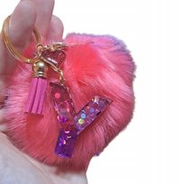 Breloczek z pomponem i literką Y - podkreśl swoją indywidualność