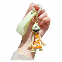Brelok do plecaka 3D figurka jednooki stworek pomarańczowa sukienka pasek