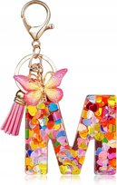 BRELOK LITERA M ALFABET Z MOTYLKIEM FRĘDZEL OZDOBNY BRELOCZEK ŻYWICA ZŁOTY