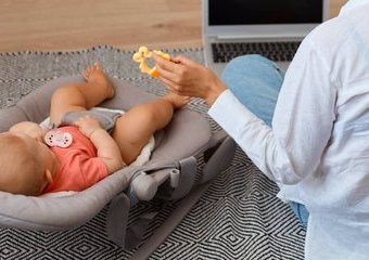 Bujaczek dla dziecka – czy warto go kupić? Od kiedy niemowlak może używać leżaczka?