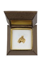 Bulterier, Bull Terrier II - broszka z psem w pudełku ozdobnym, elegancki pozłacany pin, przypinka do marynarki marki Art-Dog