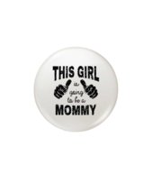 Button przypinka THIS GIRL IS GOING TO BE A MOMMY, kolor biały, średnica 58mm Inna marka