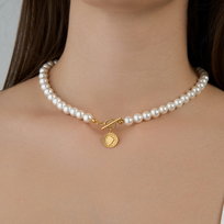 Choker / naszyjnik "Coin" z białych pereł 8mm oraz ozdobnego zapięcia i monety ze srebra 925 pozłacanego Coccola